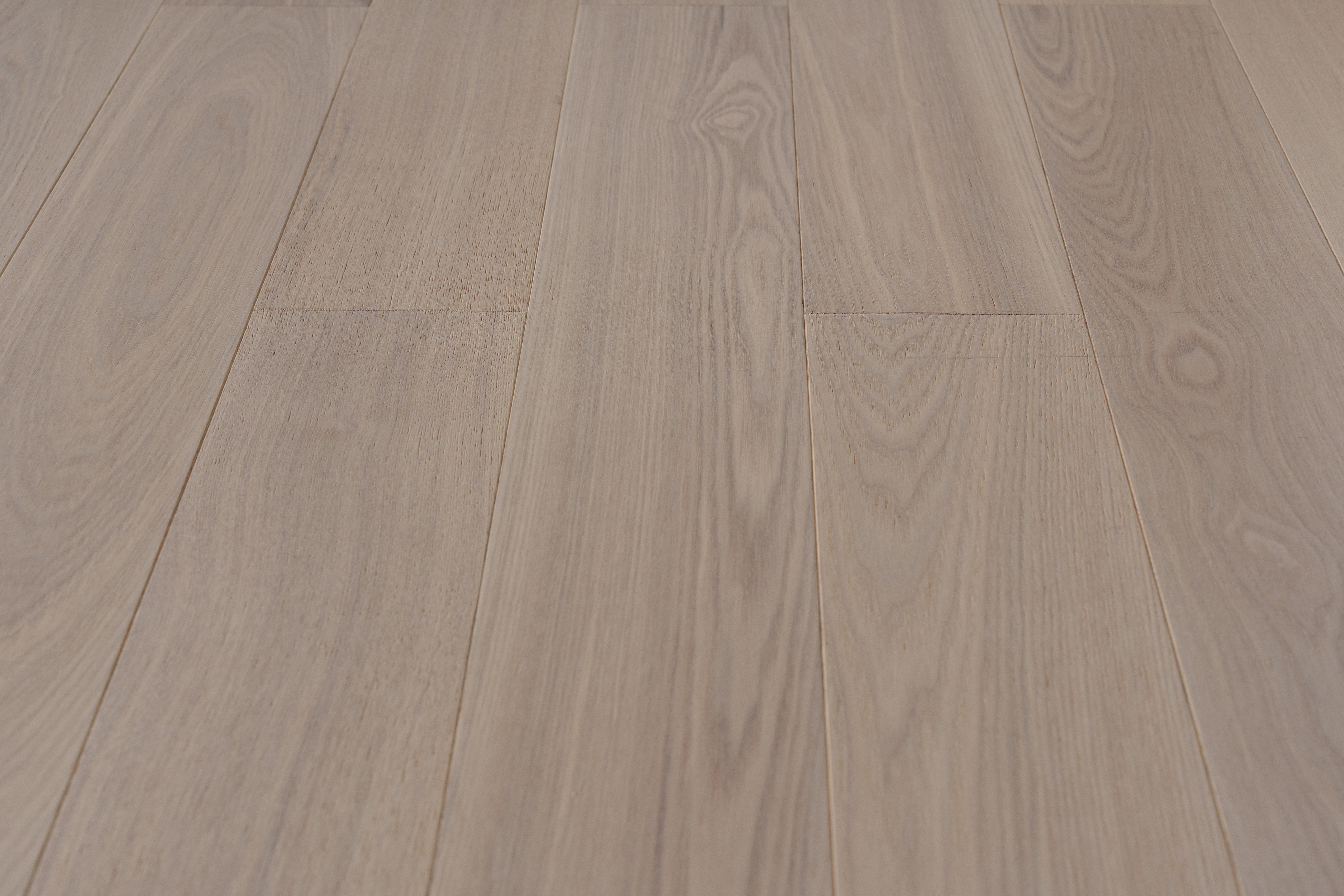 Паркетная доска AmberWood/Амбер Вуд Фьюжен Ясень Беленый Рустик браш, лак 909х125х14 мм (0,909 м2/упак)